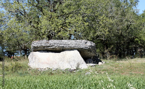 dolmen , en campagne dans le lot en france photo