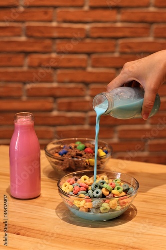 Cereales con leche azul