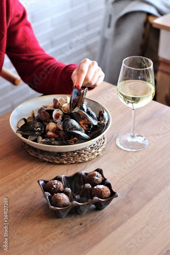 Mejillones y copa de vino blanco