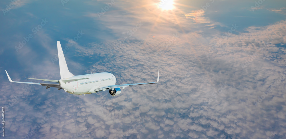 Fototapeta Samolot na niebie o zachodzie słońca