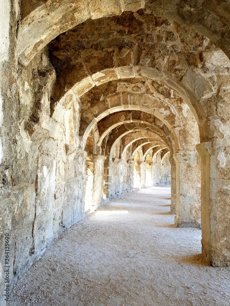 Obraz premium arches of the old castle