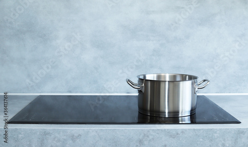 Εκτύπωση καμβά Steel pot on induction cooker.