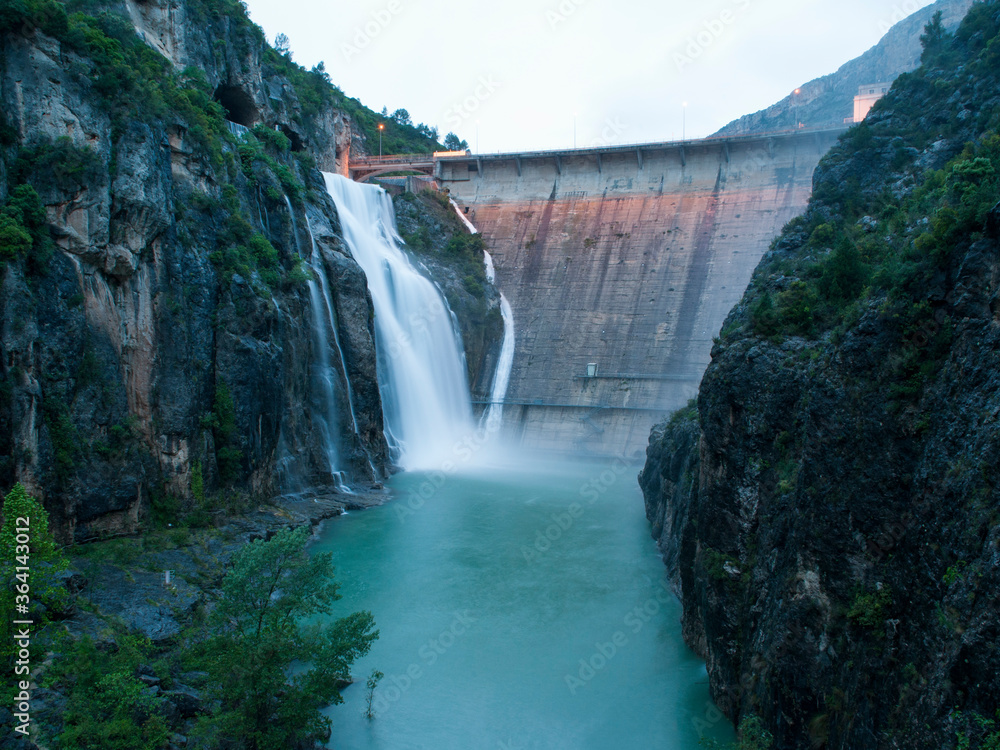 Escena de vertido en la presa de Camarasa