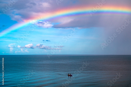 Barque de pêcheurs sous un arc-en-ciel