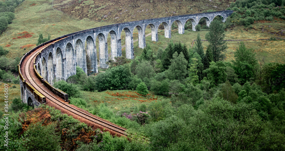 Giftig verwijderen Adviseren Glenfinnanviaduct. Spoorlijn over de beroemde brug. Beroemd viaduct van  Glenfinnan uit de film Harry Potter in Schotland, Verenigd Koninkrijk.  #364145007 - Schotland - Muurcirkel