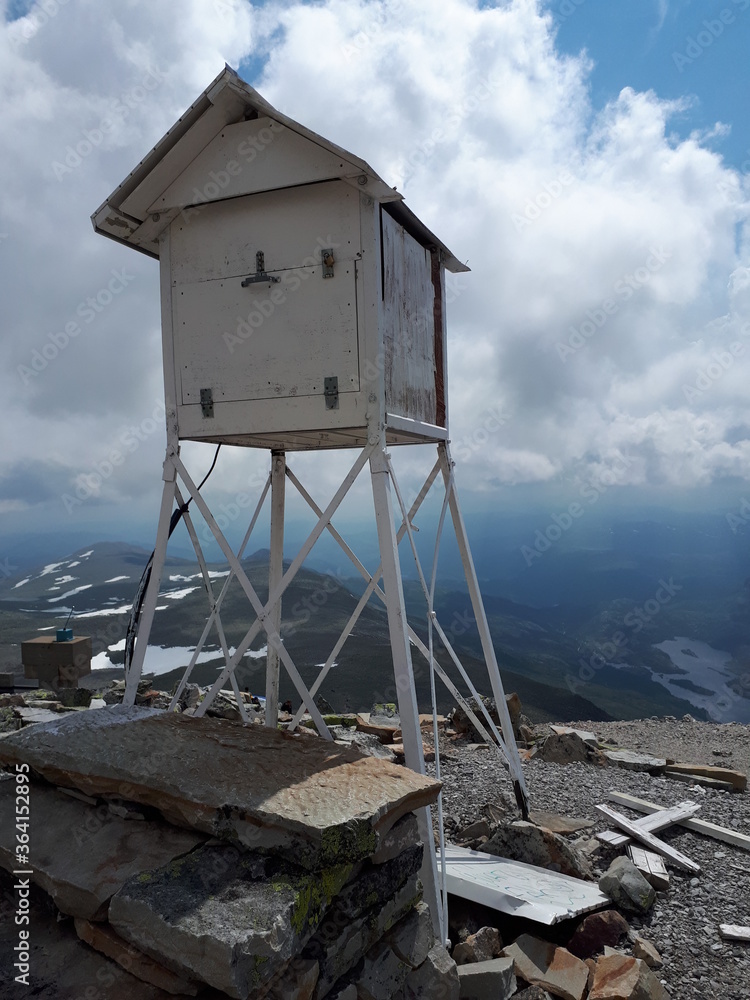 A small white building on a mountain top - Rjukan, Gaustatoppen A small white building on a mountain top - Rjukan, Gaustatoppen