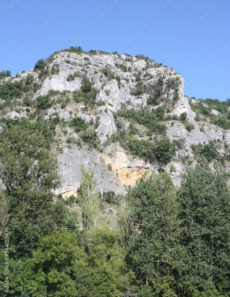 paysage du lot , causses  en Occitanie ,et ses falaises