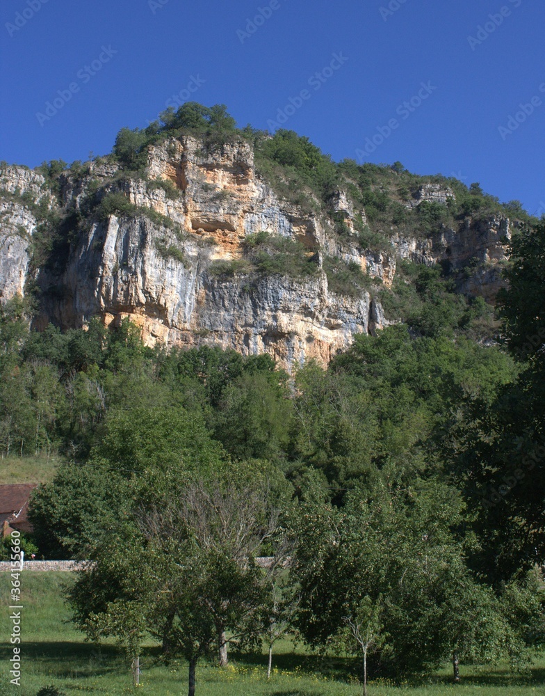 paysage du lot , causses  en Occitanie ,et ses falaises