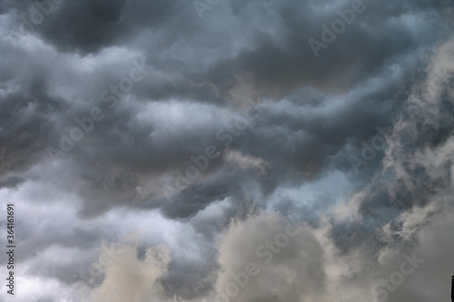  Cielo plumbeo con nuvoloni prima del temporale 