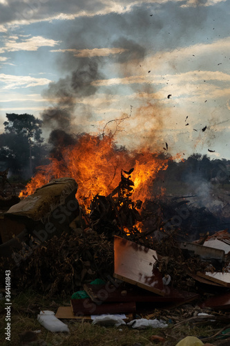 Fogo alto em terreno, queimada devastação