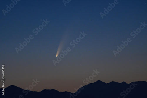 Cometa C2020 F3 NEOWISE nel cielo prima dell’alba in montagna