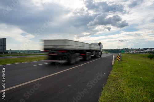 Caminhão em movimento na estrada rodovia Brasil a céu aberto.