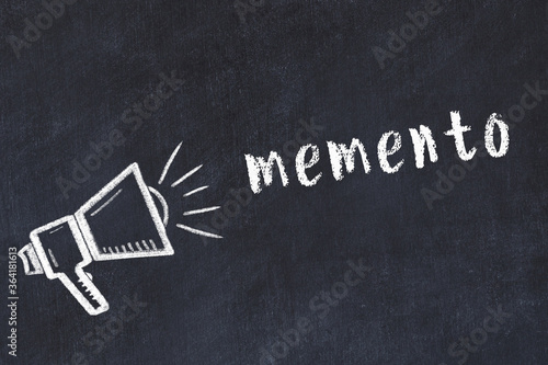 Fotografie Chalk loudspeaker and inscription memento on black chalkboard