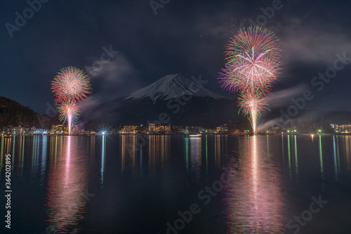 河口湖からの夜の富士山と花火