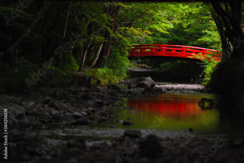 新緑に包まれた日本の赤い橋