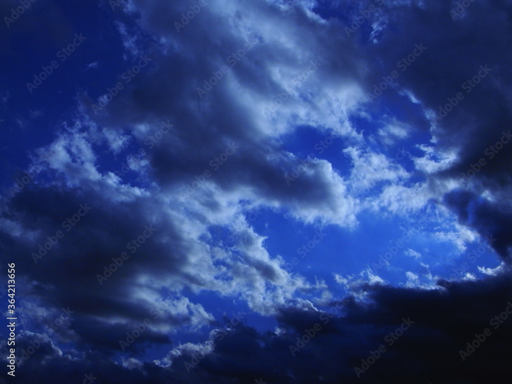 Dramatic blue sky and clouds
ドラマティックな青空と雲