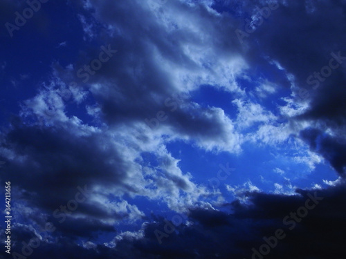 Dramatic blue sky and clouds ドラマティックな青空と雲