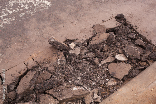 Foto Asphalt after demolishing with jackhammer tool
