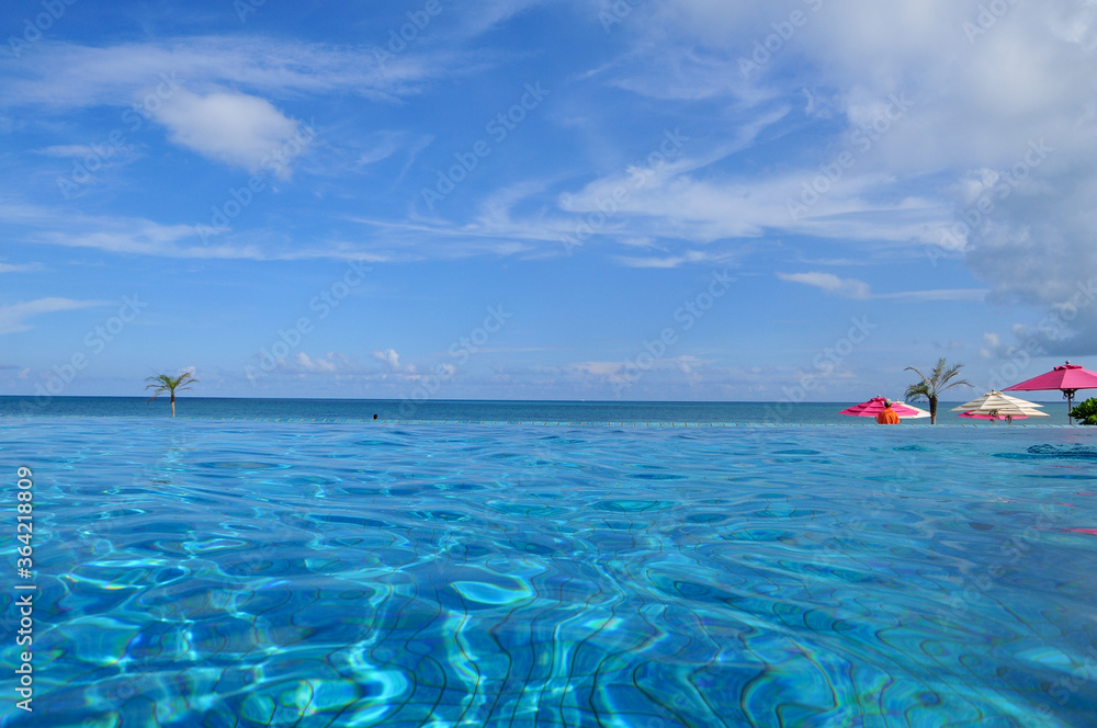 インフィニティプール A view of the clear sky Infinity pool インフィニティプール A view of the clear sky Infinity pool
