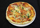 Исходные имена: Vegetarian pizza with tomatoes, cheese and dill on the white plate, close-up
