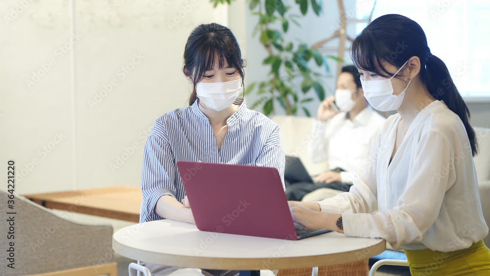 マスクをして会話する女性 感染対策 マスクをして会話する女性 感染対策