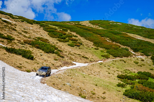 Obraz na płótnie Off Road Car in Snow on the Road in Mountains 2 w salonie