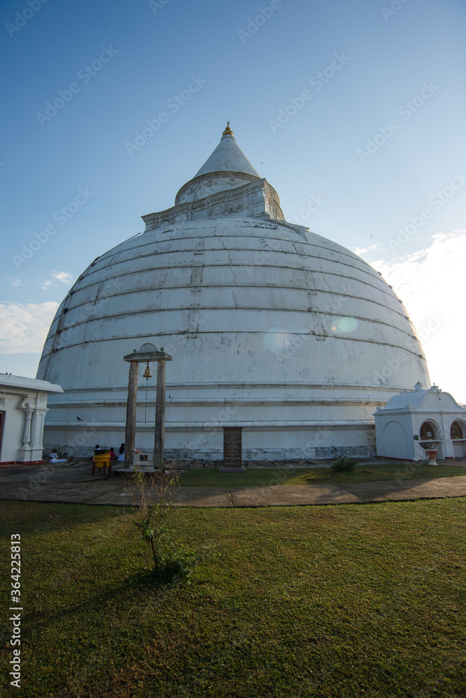 ancien temple blanc bouddhiste Stupa dagoba au lever du soleil au Sri Lanka ancien temple blanc bouddhiste Stupa dagoba au lever du soleil au Sri Lanka