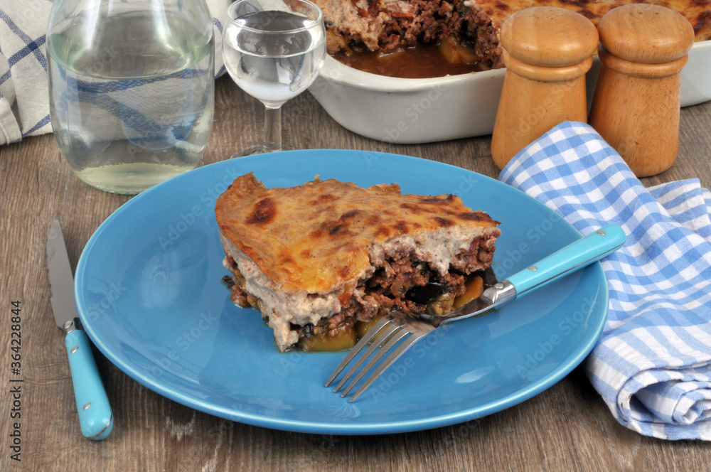 Assiette de moussaka avec une fourchette en gros plan Assiette de moussaka avec une fourchette en gros plan