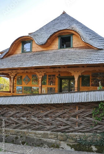 Obraz na płótnie DESESTI, MARAMURES, ROMANIA, SUMMER 2018. Beautiful wooden houses on the way to the wooden orthodox church of San Parascheva or Desesti, Unesco World Heritage. w salonie