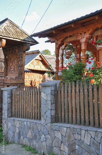 Obraz na płótnie DESESTI, MARAMURES, ROMANIA, SUMMER 2018. Beautiful wooden houses on the way to the wooden orthodox church of San Parascheva or Desesti, Unesco World Heritage. w salonie