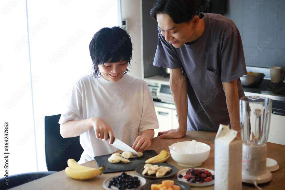 スムージーを作るカップル スムージーを作るカップル