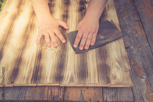 sandpaper wood processing process/male hands sandpaper processing wood