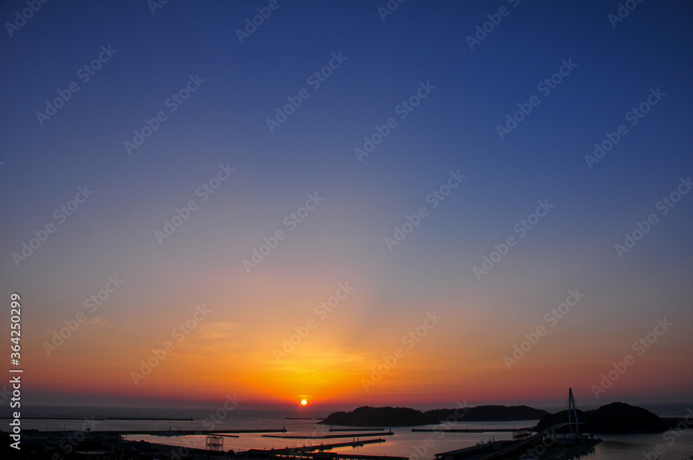 日本海に沈む夕陽　Beautiful sunset over the sea