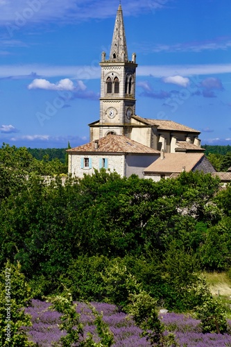 église de montjoyer village drôme france lavande