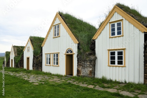 Mit Torf erbaute und isolierte Häuser auf Island. Die mit dünnen Brettern und 60 cm dicken Torf erbauten Häuser bieten eine hervorragende Wärmeisolation. Die Torfschicht des Daches ist grasbewachsen. © Thomas