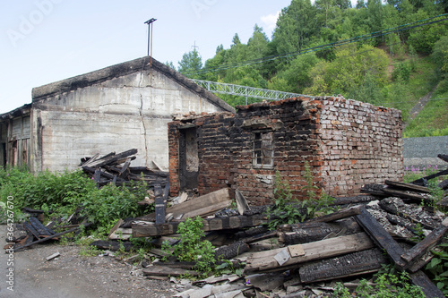 Obraz na płótnie An old ruined building in the countryside.