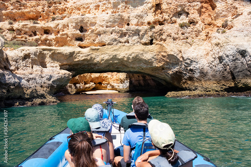 Φωτογραφία A group of tourist in a boat visiting the caves of Benagil