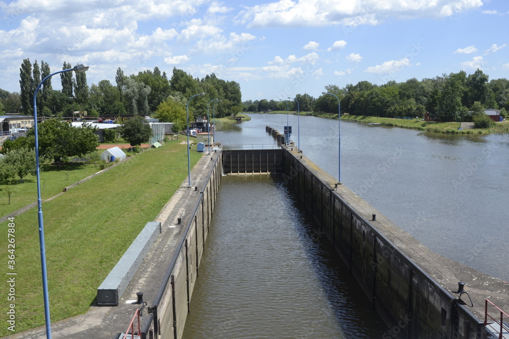 Fototapeta premium An empty lock chamber in front of the confluence of two rivers