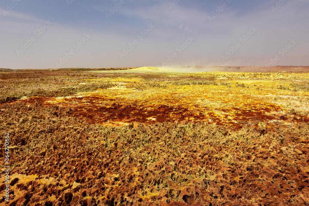 エチオピア・ダナキル砂漠ツアーで立ち寄った、ダロール火山周辺のカラフルな台地と空