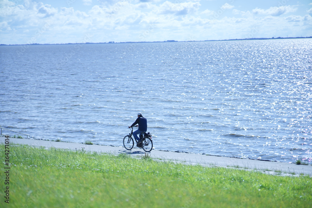 Fototapeta premium Fahrradfahrer Nordsee