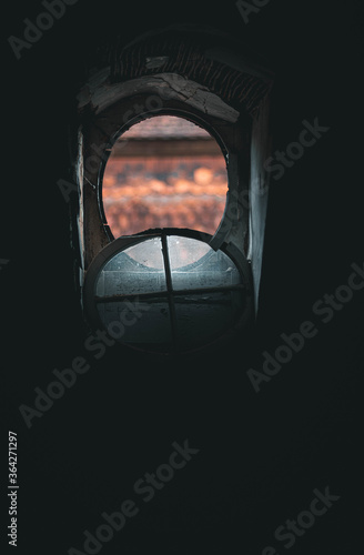 dark room with window, dark window ,window in the dark © Simon