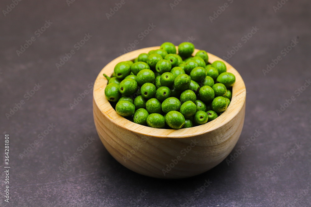 Litsea cubeba Pers. seeds are used to produce essential oils. Litsea cubeba Pers. seeds are used to produce essential oils.