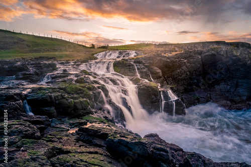 Dunseverick waterfall en Irlande