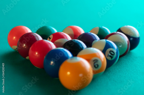 Obraz na płótnie Billes de billard sur une table turquoise