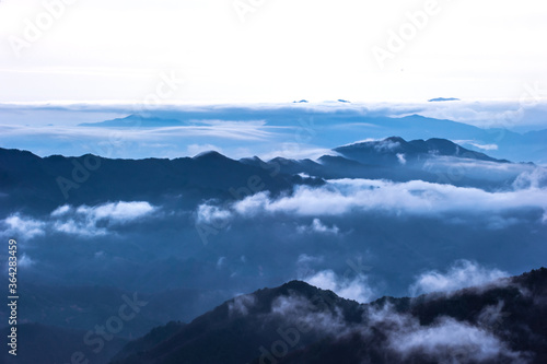 Fototapeta Naklejka Na Ścianę i Meble -  Beautiful sea of clouds at dawn on the top of the mountain.