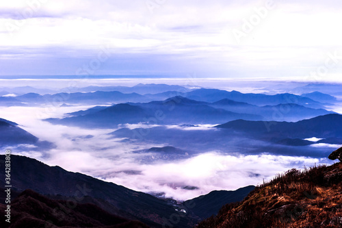 Fototapeta Naklejka Na Ścianę i Meble -  Beautiful sea of clouds at dawn on the top of the mountain.