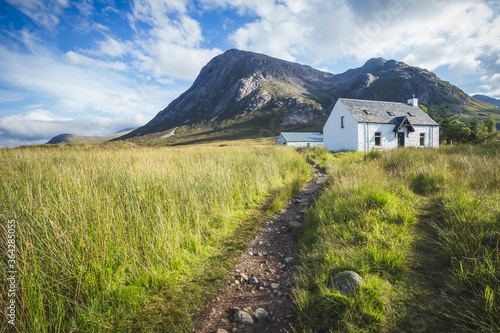 Cuadro en lienzo Glencoe cottage in the highlands of Scotland