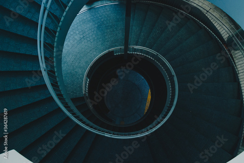 上からみた夜の螺旋階段