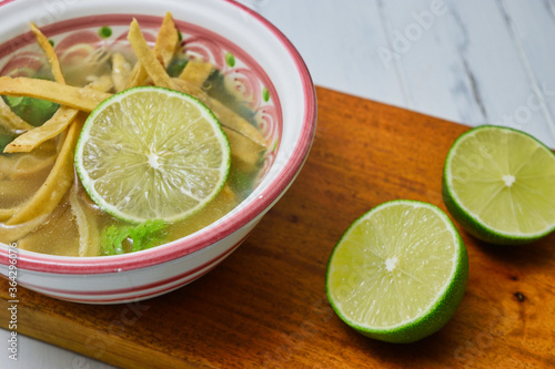 メキシコの伝統的なスープ ソパ・デ・リマ コピースペースあり Traditional Mexican Soup Sopa de Lima (Mexican Lime Soup) with copy space