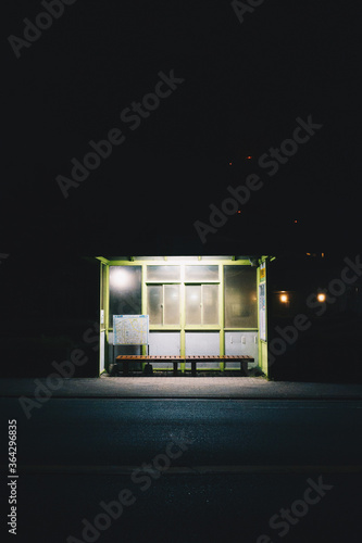 夜の街のバス停
